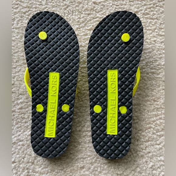 Michael Kors Eva Flip Flops NWOT - Picture 2 of 6
